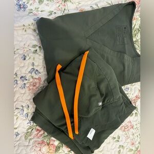 FIGS SCRUBS TOP SIZE XL AND BOTTOMS L